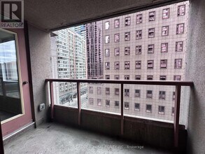 736 Bay St. in Toronto, ON - Building Photo - Building Photo