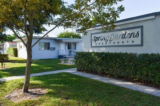 761 Curtiss Pkwy in Miami Springs, FL - Building Photo - Building Photo