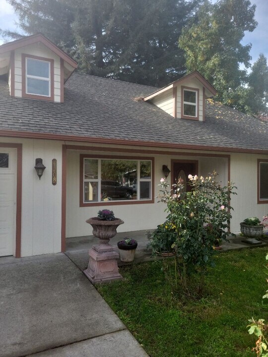 420 Broadway St in Rogue River, OR - Building Photo