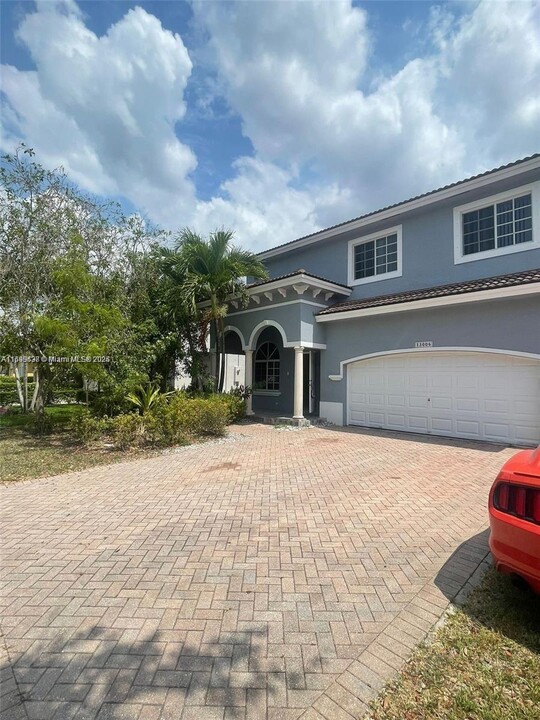 13006 SW 143rd Ter in Miami, FL - Building Photo