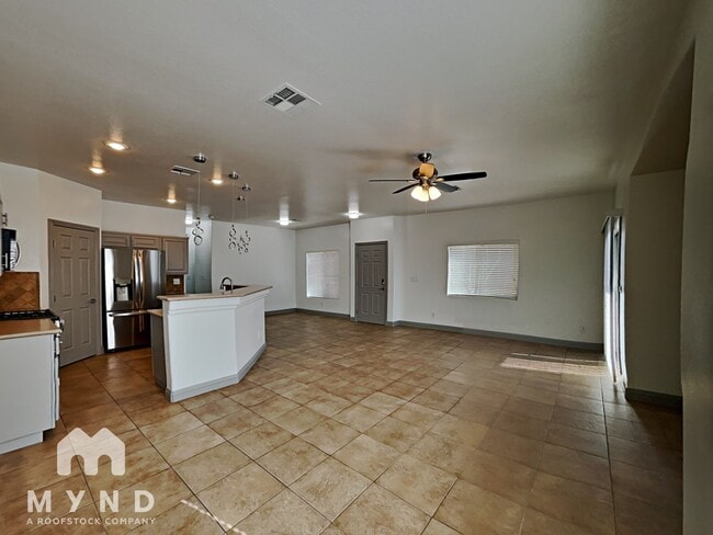 8675 Traveling Breeze Ave in Las Vegas, NV - Foto de edificio - Building Photo