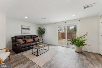 9769 Lakepointe Dr in Burke, VA - Building Photo - Building Photo