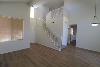 253 Pacos St in Ventura, CA - Foto de edificio - Building Photo