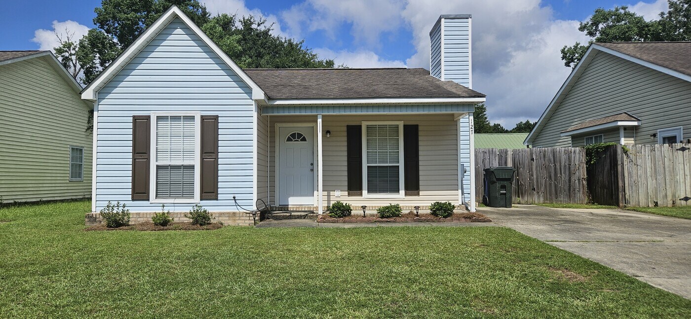 127 Radford Cir in Dothan, AL - Building Photo