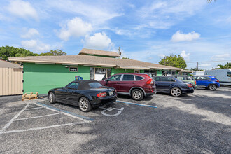 2435 N Dixie Hwy in Wilton Manors, FL - Building Photo - Building Photo