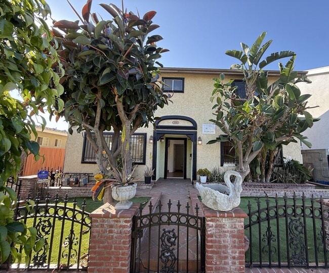 1505 S Dunsmuir Ave, Unit 1505 in Los Angeles, CA - Building Photo - Building Photo