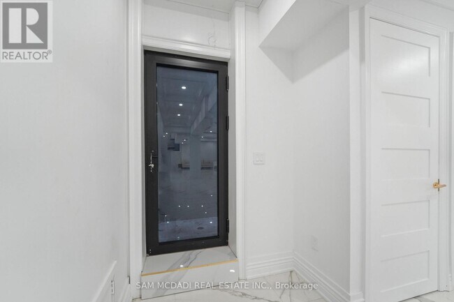 1394 Lorne Park Rd in Mississauga, ON - Building Photo - Building Photo