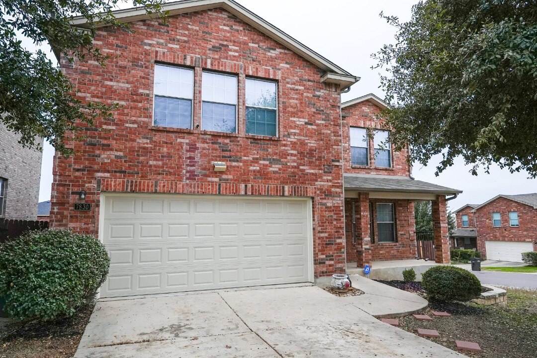 7830 Liberty Island in San Antonio, TX - Building Photo