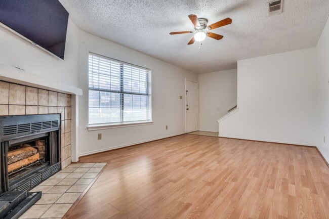 928 Cedar Terrace in Cedar Hill, TX - Foto de edificio - Building Photo