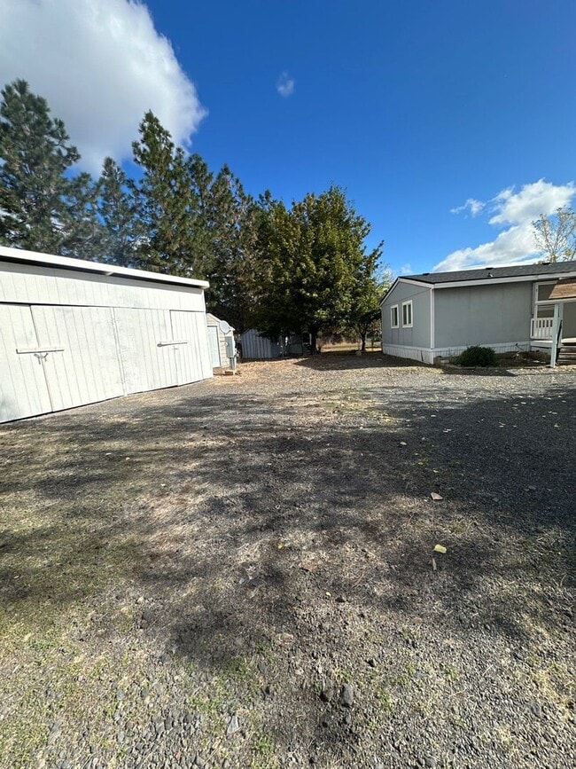 15517 Riveredge Rd in Klamath Falls, OR - Foto de edificio - Building Photo