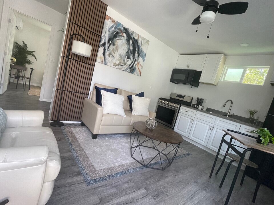 14724 Huston St in Los Angeles, CA - Building Photo