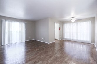 Crossview Court in Houston, TX - Building Photo - Building Photo