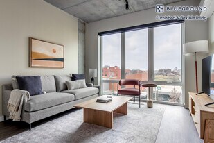 411 W Chicago Ave in Chicago, IL - Building Photo