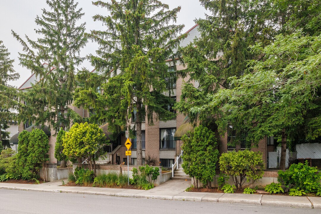 4340 De La Seine Rue in Laval, QC - Building Photo