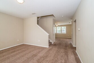 2300 Justin Lake Dr in Jacksonville, FL - Building Photo - Building Photo