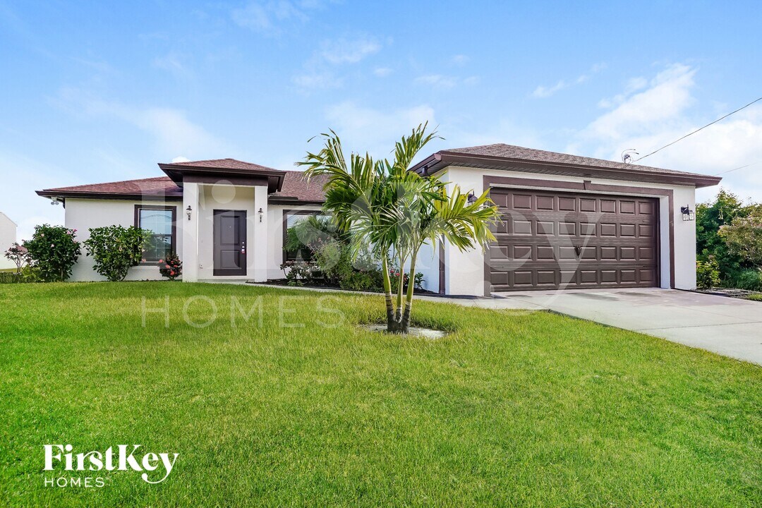 2712 38th St SW in Lehigh Acres, FL - Foto de edificio