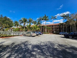 120 Sparrow Dr in Royal Palm Beach, FL - Foto de edificio - Building Photo