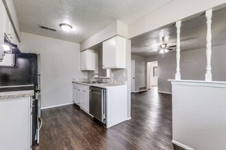 667 Edgeglen Dr in Dallas, TX - Building Photo - Building Photo