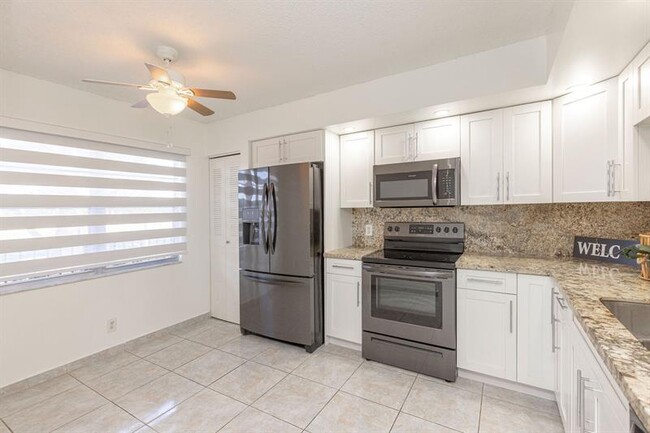1000 SW 125th Ave in Pembroke Pines, FL - Foto de edificio - Building Photo