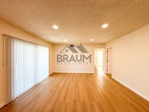 6041 Whitsett Ave in Los Angeles, CA - Foto de edificio - Building Photo