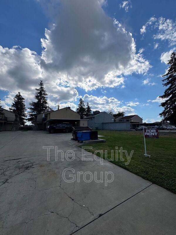 1423 E Douglas Ave