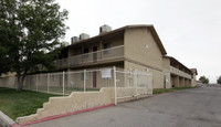 Villa Park Apartments in Adelanto, CA - Foto de edificio - Building Photo