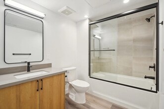 IM 21, Unit 302 in Los Angeles, CA - Foto de edificio - Building Photo