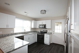 Stonebrooke Village Apartments in Medina, OH - Foto de edificio - Building Photo