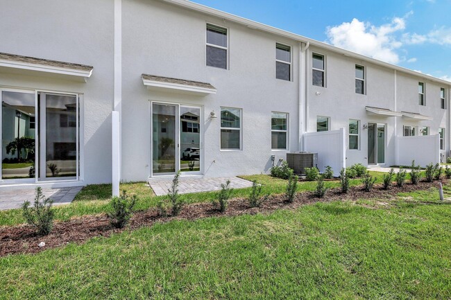 5767 SE Edgewater Cir in Stuart, FL - Building Photo - Building Photo