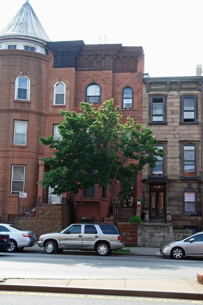695 4th Ave in Brooklyn, NY - Foto de edificio - Building Photo