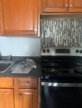 15 Middlesex Park, Unit 17 Middlesex Park Apt. 3 in Lowell, MA - Building Photo - Building Photo