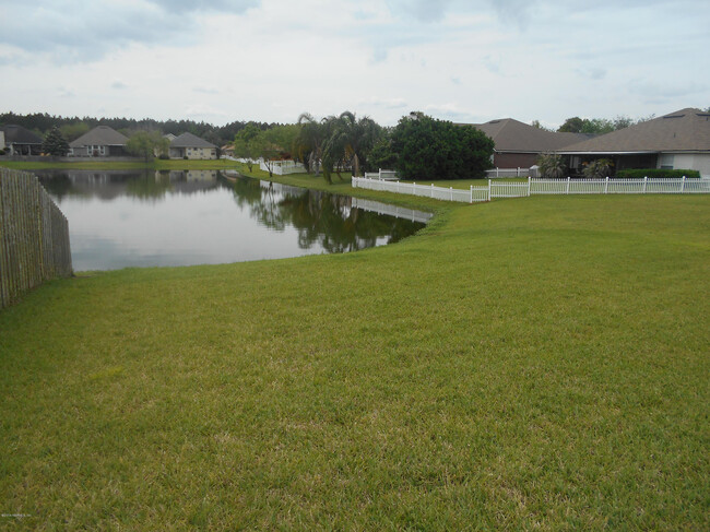 2428 Cedar Trace Dr E in Jacksonville, FL - Foto de edificio - Building Photo