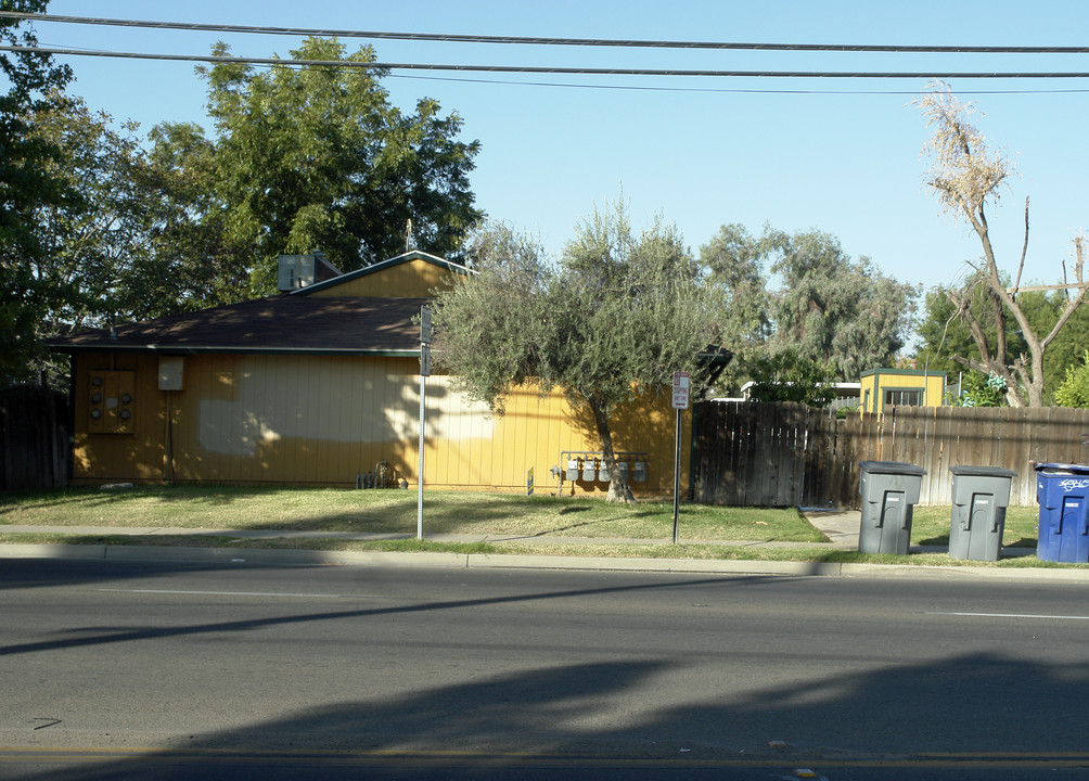 1738 Cedar Ave in Fresno, CA - Building Photo