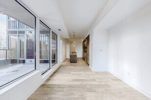 11 Yorkville Ave in Toronto, ON - Building Photo