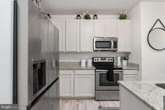 5095 Anchorstone Dr in Woodbridge, VA - Foto de edificio - Building Photo