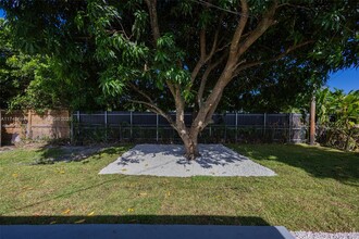 1931 Bahama Dr in Miramar, FL - Foto de edificio - Building Photo