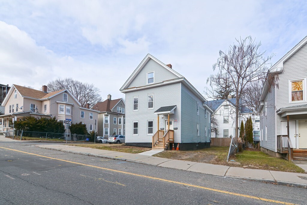 979 Dwight St-Unit -2 in Holyoke, MA - Building Photo