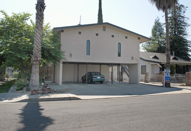 430 S Garden St in Visalia, CA - Foto de edificio - Building Photo