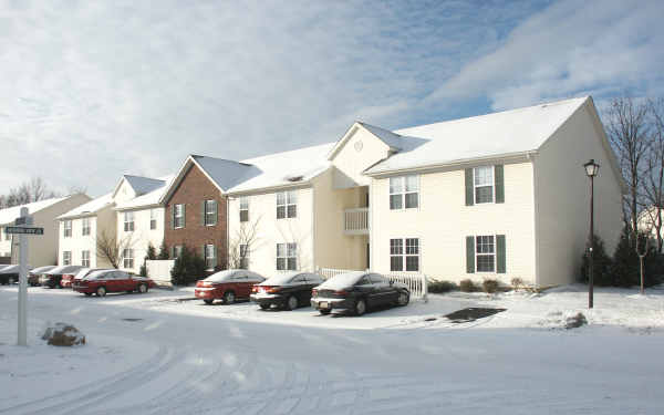 Pine Lake Condominiums in Hilliard, OH - Foto de edificio