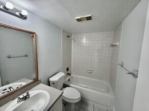 10006 Winding Lake Rd, Unit 101 in Sunrise, FL - Foto de edificio - Building Photo