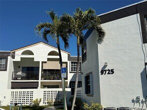 9725 Fontainebleau Blvd in Miami, FL - Building Photo - Building Photo