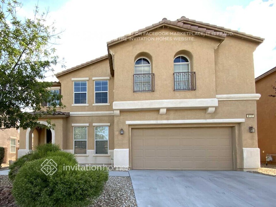 8117 RedBud Vine St in North Las Vegas, NV - Foto de edificio