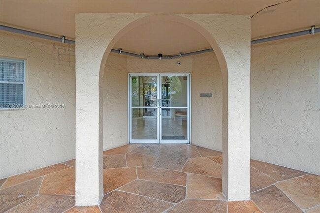 6100 S Falls Cir Dr in Lauderhill, FL - Building Photo - Building Photo