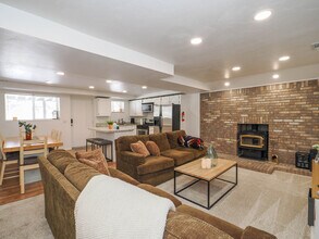 2185 E 9800 S, Unit Downstairs in Sandy, UT - Building Photo - Building Photo