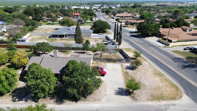 401 Enchanted Way in Del Rio, TX - Building Photo - Building Photo