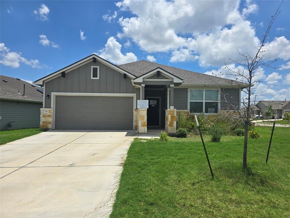 200 Lavaca River Ln in Hutto, TX - Building Photo