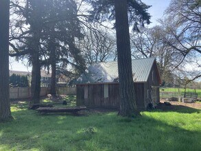 4100 Gilham Rd in Eugene, OR - Building Photo - Building Photo
