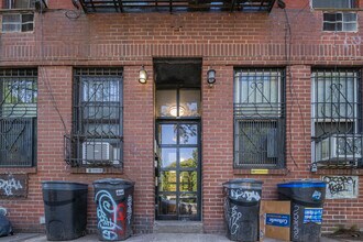 154 E 7th St in New York, NY - Foto de edificio - Building Photo