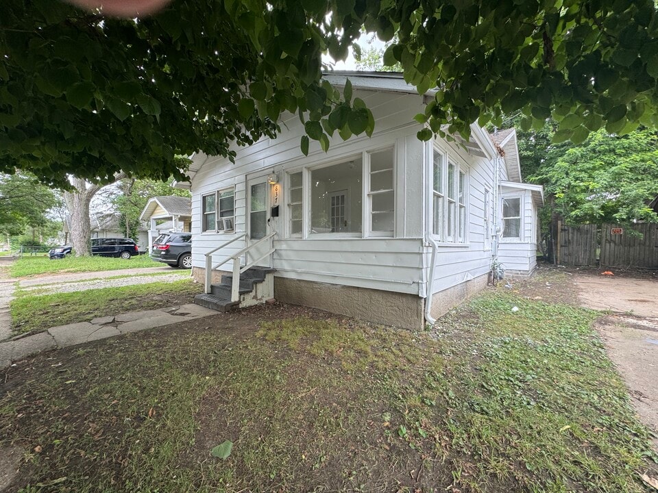 837 S Belmont Ave in Decatur, IL - Building Photo