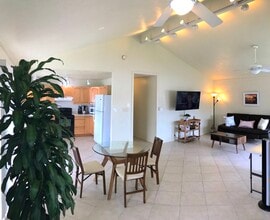 610 Kuaaina Way, Unit front duplex in Kailua, HI - Foto de edificio - Building Photo